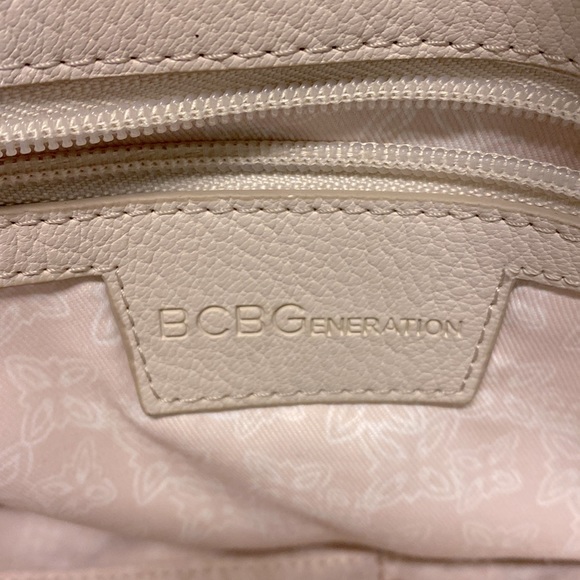 Pre-owned. BCBG Generation handbag with crossbody Strap. - Picture 5 of 6